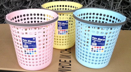 廠家批發(fā)2013新款垃圾桶/廢紙簍/壓邊紙簍 家用垃圾桶/辦公室紙簍 - 廠家批發(fā)2013新款垃圾桶/廢紙簍/壓邊紙簍 家用垃圾桶/辦公室紙簍廠家 - 廠家批發(fā)2013新款垃圾桶/廢紙簍/壓邊紙簍 家用垃圾桶/辦公室紙簍價(jià)格 - 臺(tái)州市雙王塑料制品 - 